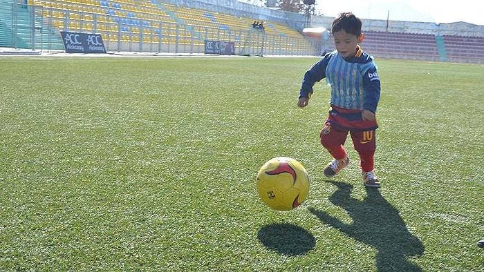 Messi Afgan Çocukla İspanya veya 3. Bir Ülkede Görüşecek