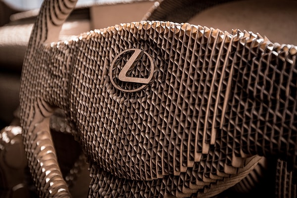 14. Это означает, что картонный Lexus IS может передвигаться своим ходом.