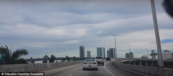 Trafikte yanından hızlıca geçen polis aracını takip eden kadın, hız yaparak yetişmeye çalıştı.