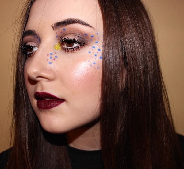 Другие предпочитают делать их более крупными и расставлять вокруг глаз.