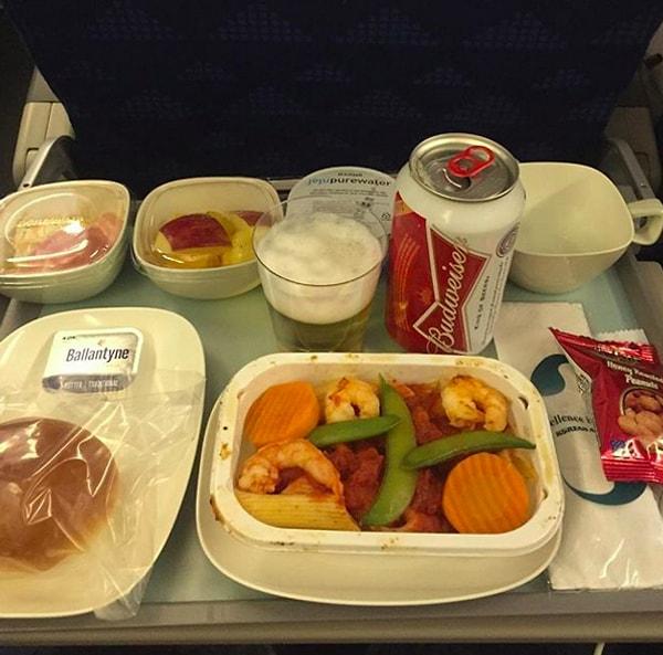 4. Kore Hava Yolları'nda verilen ekonomi sınıfı yemek: