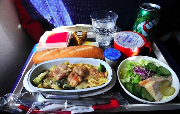 5. Air France'da ekonomi sınıfı ekmek pardon yemek: