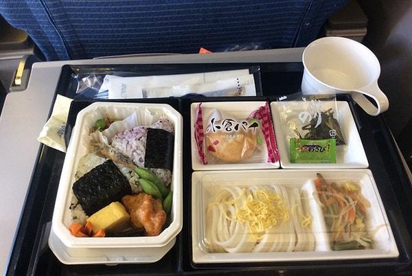15. All Nippon Hava Yolları'nda ekonomi sınıfı yemek: