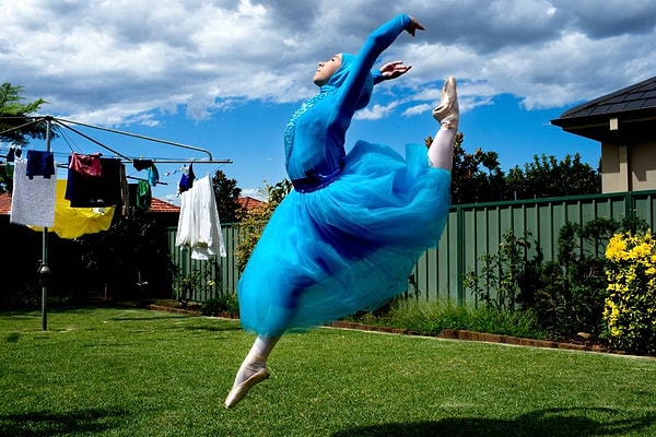 Девочка решила нарушить традиции и стать первой в мире балериной в хиджабе.