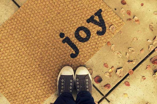 3. Если вы живете один, то на коврике можно написать ваш девиз, с которым вы шагаете по жизни.