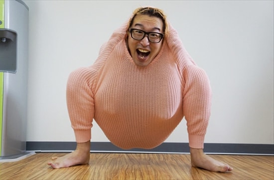 Мужчина, разгуливающий по городу в костюме курицы