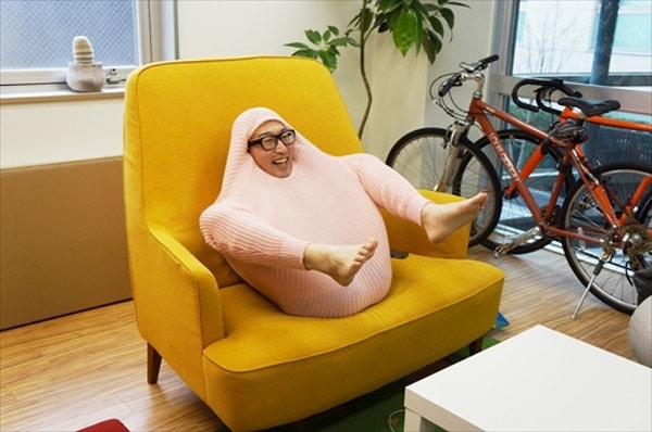 Затем он отдыхал, сидя в кресле и задрав свои…хм «окорочка» 🍗 🍗