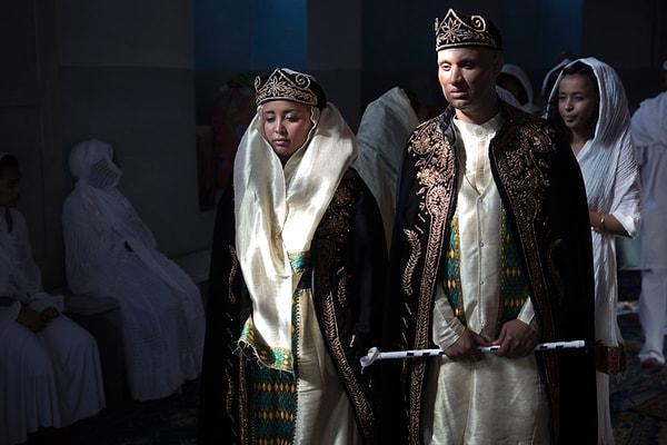9. Başlarına geleneksel kadife taçlarından takan Eritreli çift.
