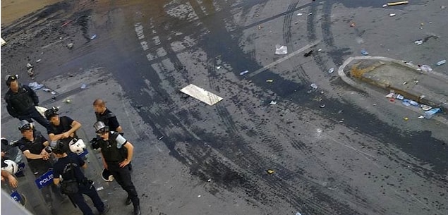 Bir başka kişi de gaz fişeğinin etkisiyle yere düşmüş