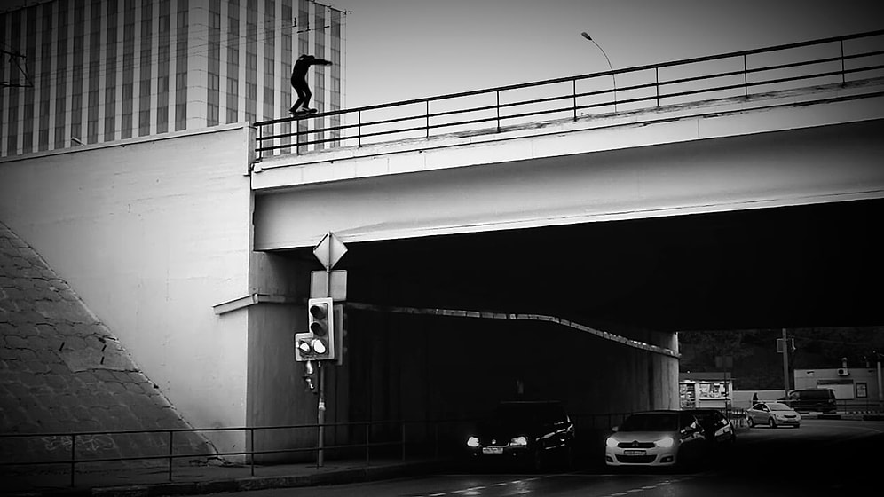 Yapıların Kenarlarında Tehlikeli Şov Yapıp Ölüme Meydan Okuyan Kaykaycı