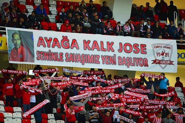 Antalyaspor taraftarından teknik direktör Morais'e pankart