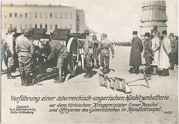 16. Harbiye Nazırı Enver Paşa ve kurmayları İstanbul'da Avusturya-Macaristan yapımı havan topunu denetliyor.
