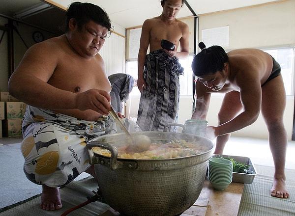11. Sumo güreşçileri, şişmanlamak için Chankonabe adlı bir yahni yiyorlar.