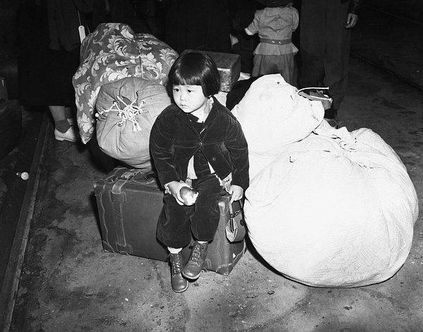 9. Kaliforniya'daki bir toplama kampına gitmeyi bekleyen bir Japon-Amerikalı kız, 1942.