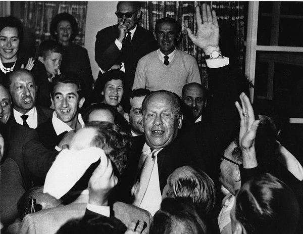 23. Soykırımdan kurtulan 300 kişinin Oskar Schindler'i coşkuyla karşılaması, Kudüs, 1 Mayıs 1962.