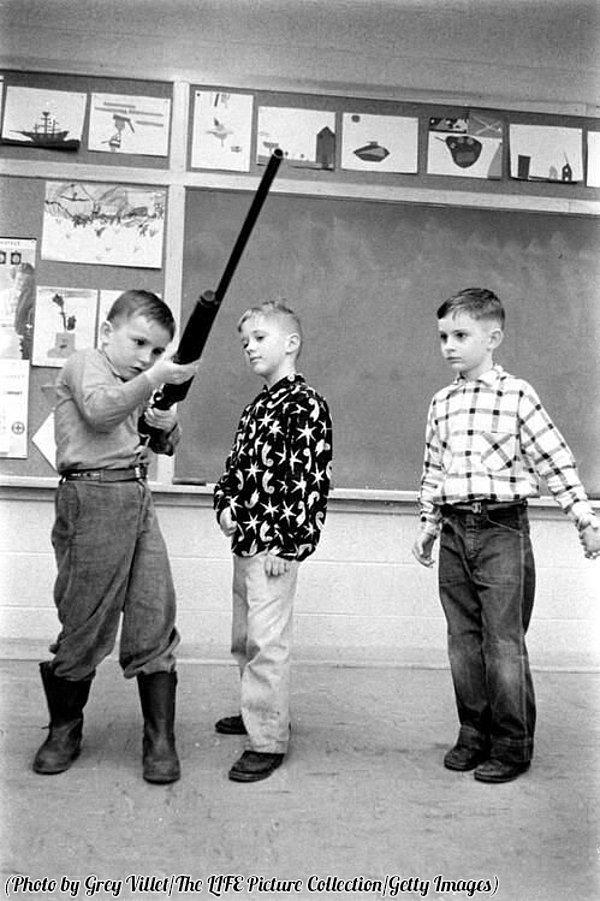 25. Okulda silah güvenliği eğitimi alan çocuklar, Indiana, 1956.