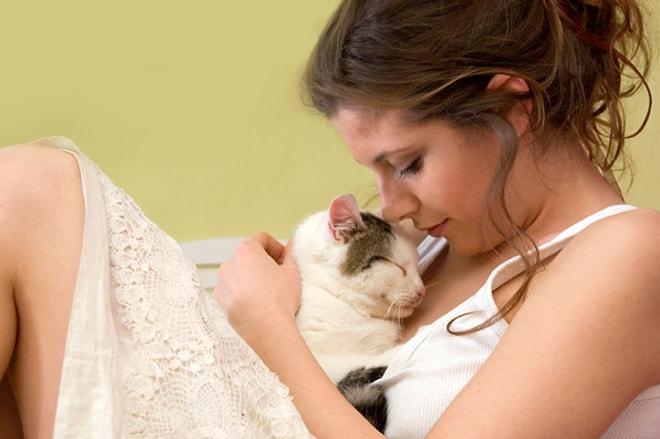 Kedi Besleyen Bir Kadınla Birlikte Olmadan Önce Mutlaka Bilmeniz Gereken 17 Şey