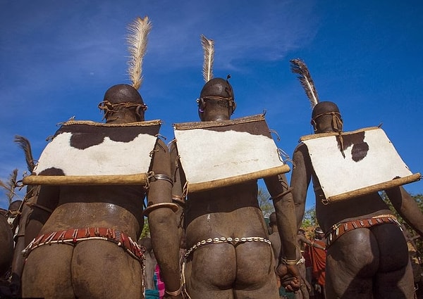 Также на протяжении этого срока им запрещено заниматься сексом.
