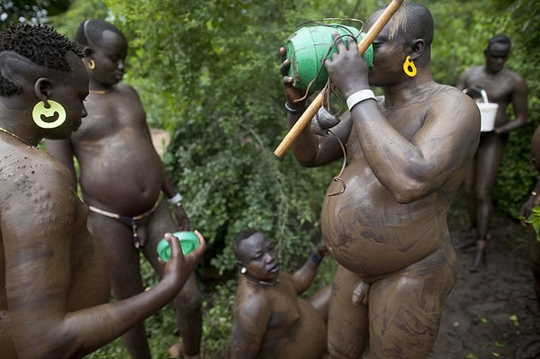 Между тем стоит отметить, что в этом племени животных не убивают для получения крови. Сделав небольшое отверстие в шейной артерии животного и получив необходимое количество крови, животное отпускают, предварительно закрыв отверстие.