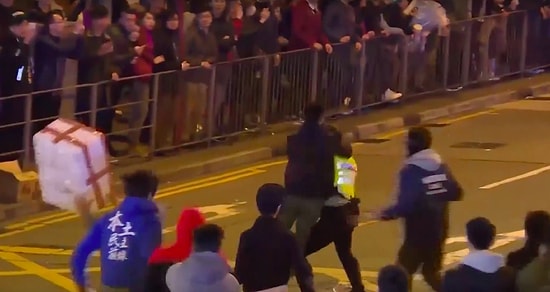 Hong Kong'ta İşportacılar Polisleri Dövdü: 48 Yaralı