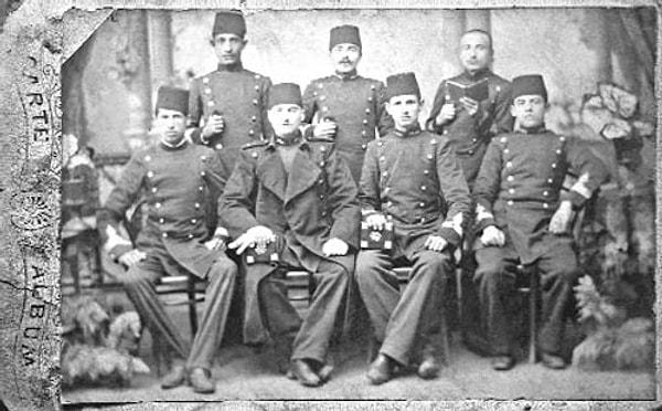 Mustafa Kemal Efendi subay olmaya genç yaşta karar vermiş ve bu yolda annesinin itirazlarına rağmen askeri okula girmişti.