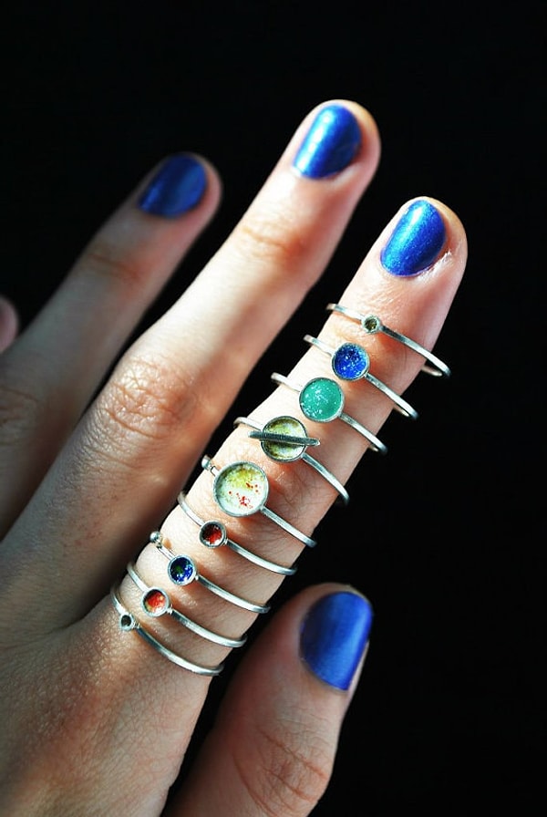 1. Коллекция планет на твоих пальцах: