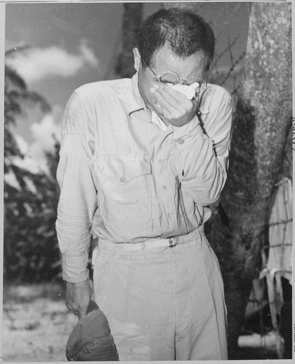 2. Esir düşmüş bir Japon askeri, İmparator Hirotito'nun Japonya'nın koşulsuz teslim olduğu açıklaması sonrası hayal kırıklığı yaşıyor, 15 Ağustos 1945.