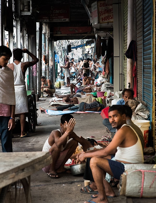 Люди просто просыпаются и начинают разговаривать друг с другом