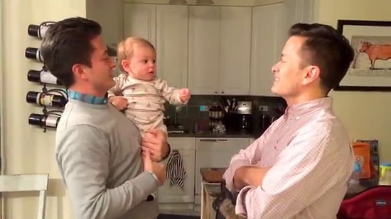 İkiz Bir Babaya Sahip Olan Ufaklığın Sevimli Kafa Karışıklığı