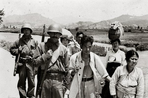 19. Kore halkına eşlik eden Türk askerleri