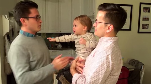 5. Сначала Рид потянулся к Стивену, назвав его папой (Стивен - тот, что в сером).