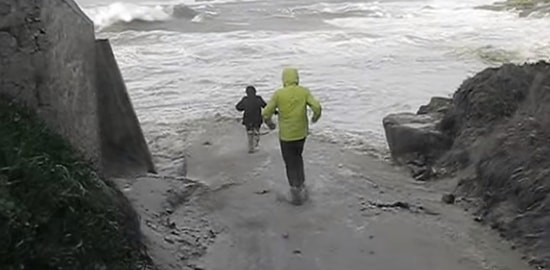 Beklenmedik Dalgalar Tarafından Korkunç Bir Şekilde Sürüklenen Emekli Çift