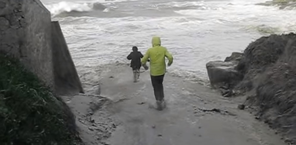 Beklenmedik Dalgalar Tarafından Korkunç Bir Şekilde Sürüklenen Emekli Çift