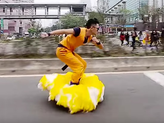 Elektrikli Kaykayı Dragon Ball Bulutuna Dönüştüren Adam