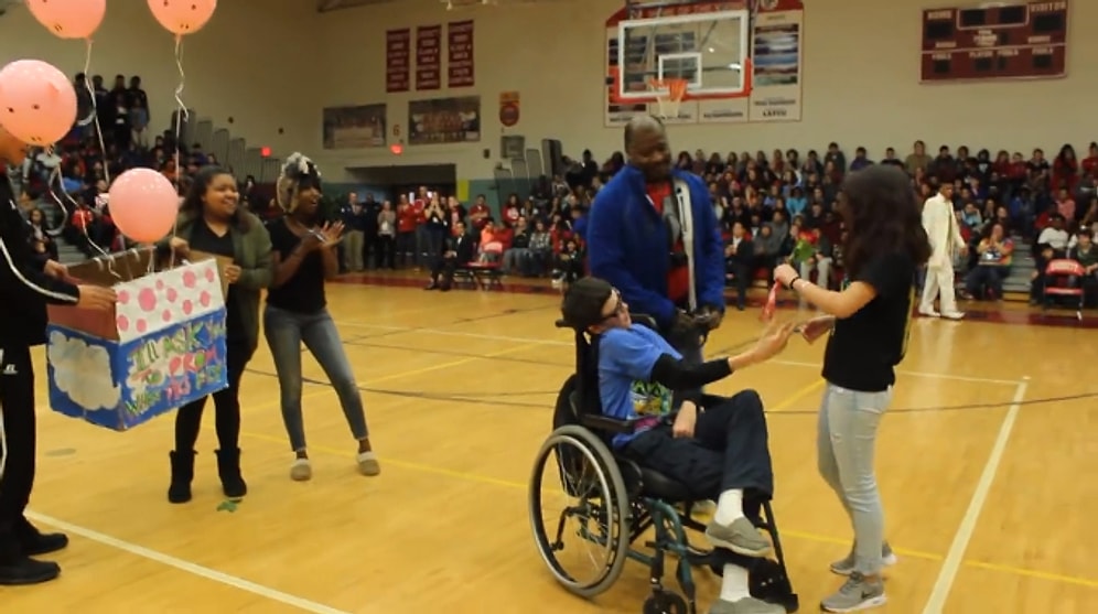 İnsanların İçinde Arkadaşından Unutamayacağı Bir Balo Daveti Alan Engelli Genç