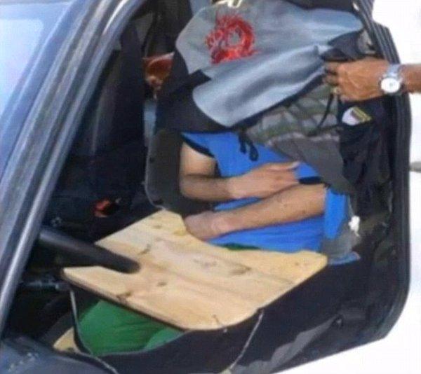 En ilginç yöntemlerden biri ise bu. Kaçak yollardan İspanya'ya giriş yapmaya çalışan bu kişi araba koltuğunun yerini almış.