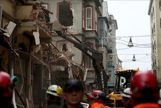 Beyoğlu'nda Bitişik İki Bina 30 Saniyede Çöktü: Şans Eseri 'Can Kaybı Yok'