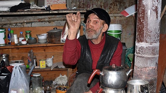 52 Yıldır Sevdiği Kadını Bekliyor