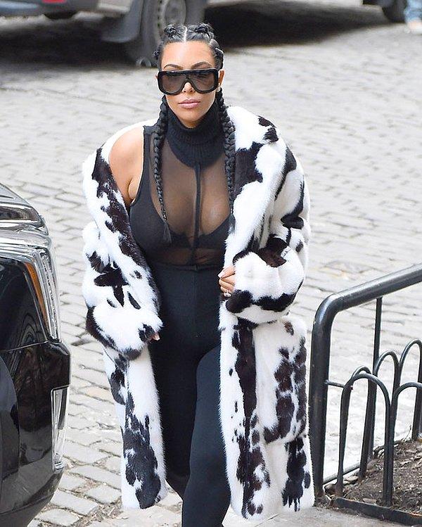 Simsiyah gözlükleri ve desenli kürkü ile ortalarda salınan Kardashian, yine de sosyal medyada alay konusu olmaktan kurtulamadı.