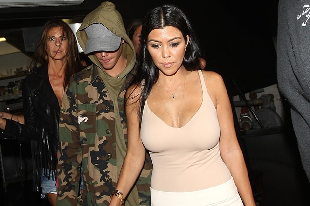 Kourtney Kardashian ile görüntüleniyor,