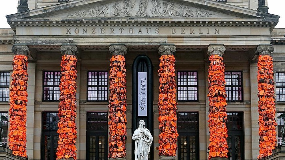 Berlin Konser Evi Sütunları Can Yelekleriyle Donatıldı