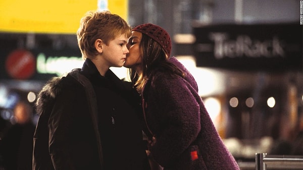 16. Бежать за объектом любви в аэропорту, чтобы не дать ему улететь