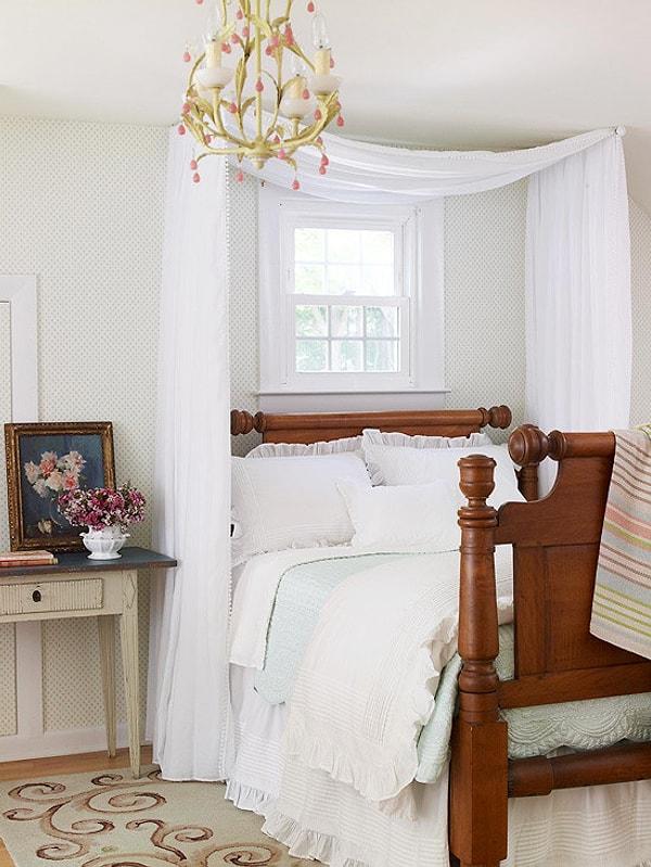 4. İki perde çubuğu ve ucuz bir kumaş ile odanızda daha rahat ve samimi bir görüntü elde etmek mümkün.