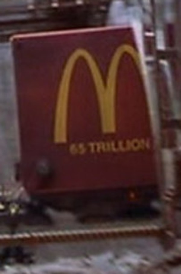 10. На грузовике компании «Макдональдс» написано «Обслужено 65 триллионов».