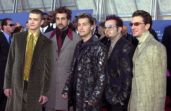 2. NSYNC, видимо, тогда подписали контракт с магазином тканей и во всю рекламировали имеющийся товар.