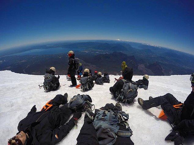 Şili'de yer alan, 7 saatlik tırmanış ardından ulaşılabilen aktif Villarica Volkanının zirvesinden bir an.