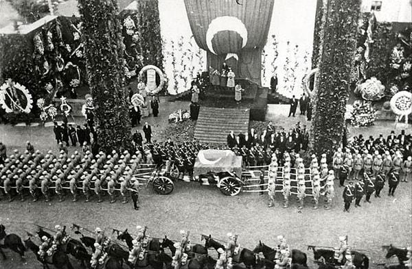 2. Atatürk'ün naaşı Etnoğrafya Müzesi'nden Anıtkabir'e kaç yılında taşındı?