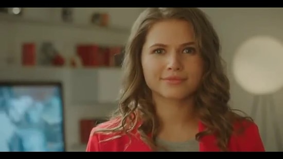 Актриса из клипа про «лабутены» научила имитировать радость от подарков