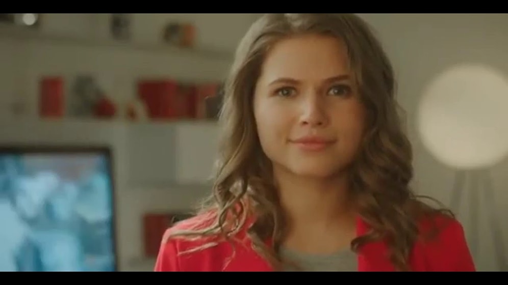 Актриса из клипа про «лабутены» научила имитировать радость от подарков