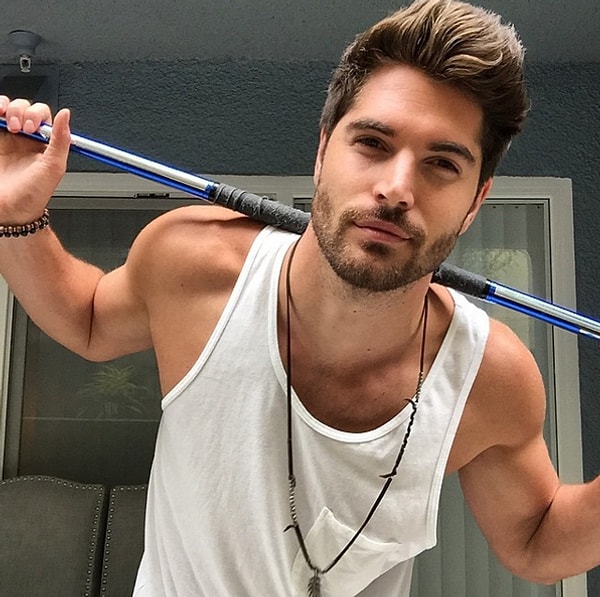 6. в 20 лет открыл собственную школу каратэ.